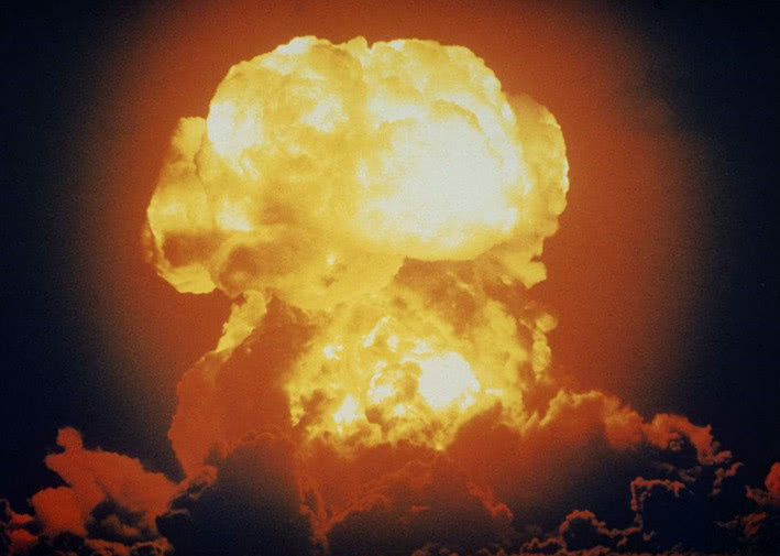 美国b2轰炸机刚刚试射了一枚核弹,网友:就在我家农场上空飞过