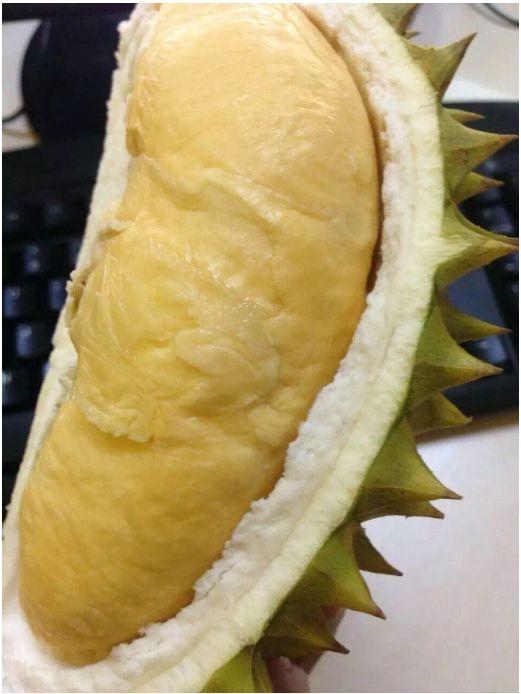 20块钱买了一个小榴莲,老板帮忙切开后,老板娘的脸都黑了