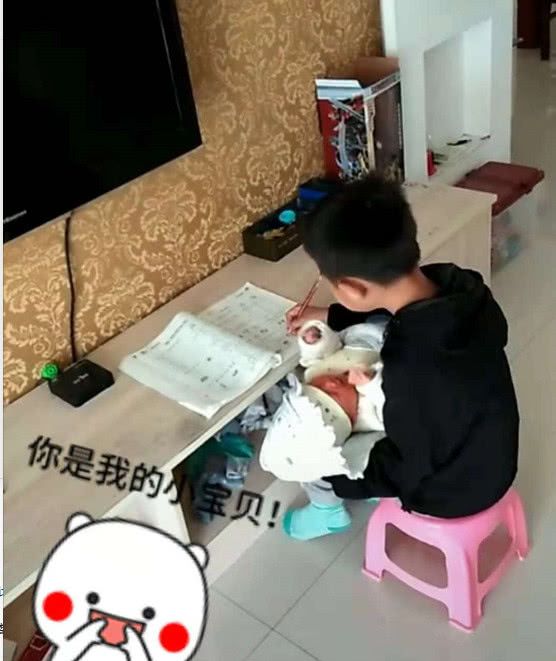 10岁小孩"当爹",看到他这一个举动,网友:绝对是个好爸爸