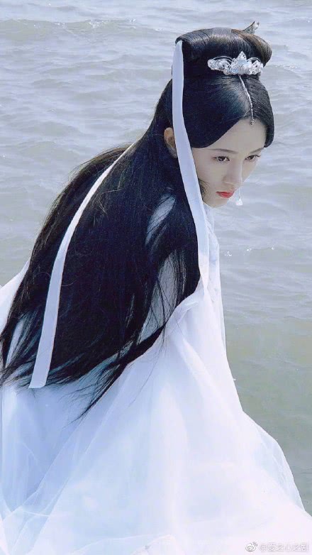 鞠婧祎饰《新版白娘子传奇》白素贞,其造型由吴宝玲亲手打造