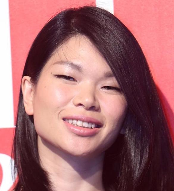 晒名模吕燕在美国的豪宅:客厅院子都种满植物,仿佛住在森林里