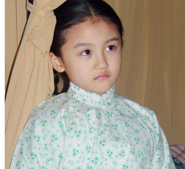 她4岁出道6岁登上春晚出演花千骨被吐槽今美丽冻人