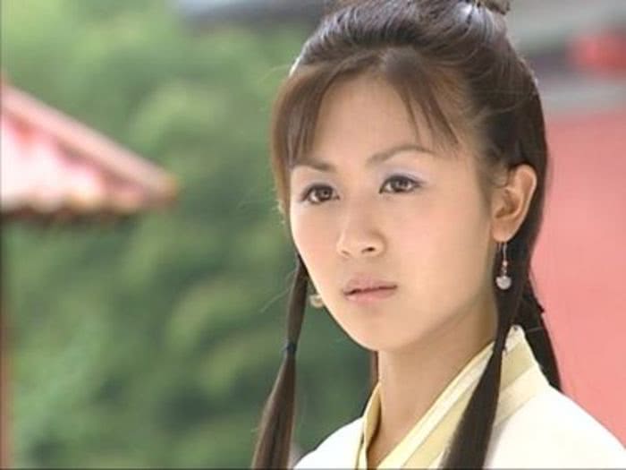 她不争不抢的性子也让她过得十分洒脱,颜值高演技佳的她在娱乐圈不追