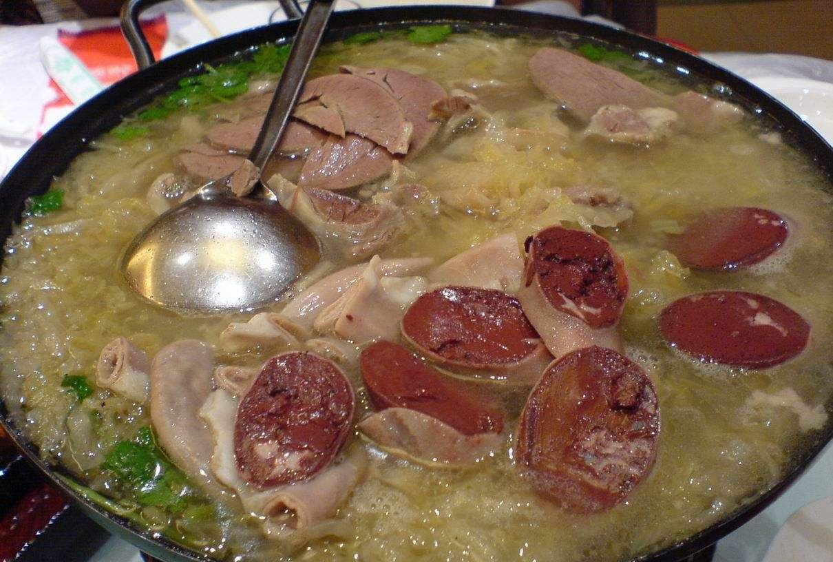 在东北菜馆吃饭,点餐时老板笑着说吃光不收钱,结账时老板哭了