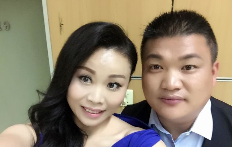 草根歌手草帽姐全家近照,演出不断,带着老公全国各地跑