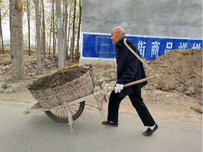 七旬老人推着一辆古老的车子干活,00后都不知道叫什么|车子|奚仲|老人