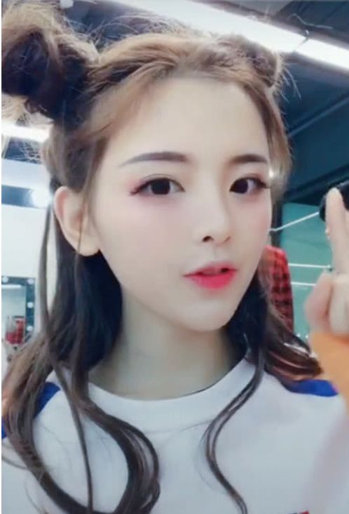 程潇和杨超越同梳春丽头一个像芭比娃娃一个清纯可爱
