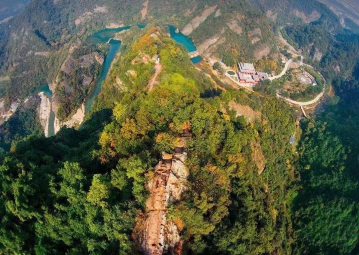 四面断崖,五龙拱顶,从地形山势上呈现出中国传统文化所强调的名山气质