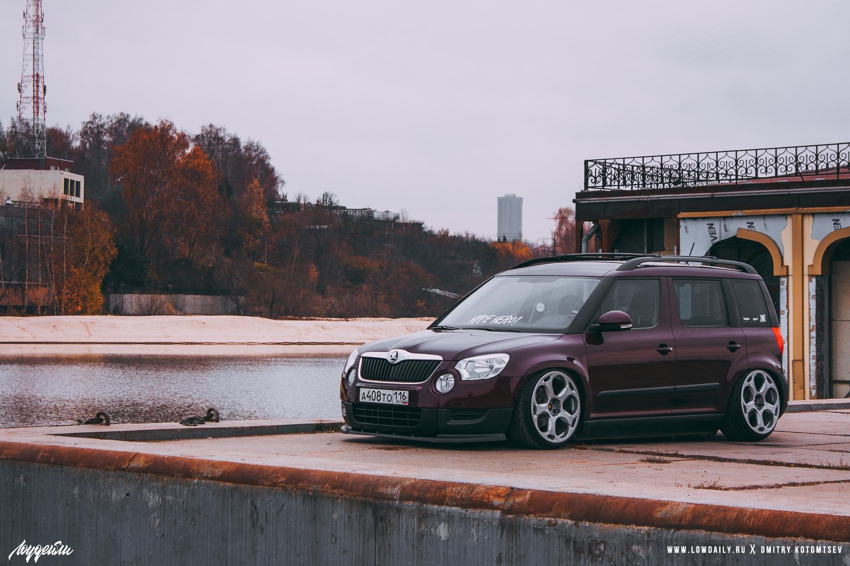 这辆野帝在外观上并没有大肆地改动,选择了一身较深邃的车漆,搭配了