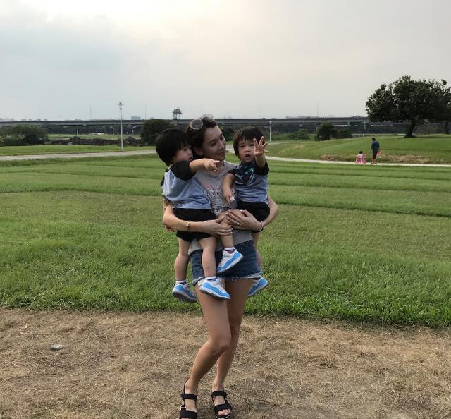 林志颖晒娇妻双胞胎萌照 怀抱两个儿子妈妈力满满