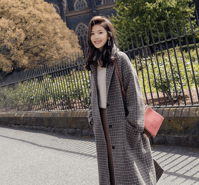 网友却被罗伊人的绿大衣迷住