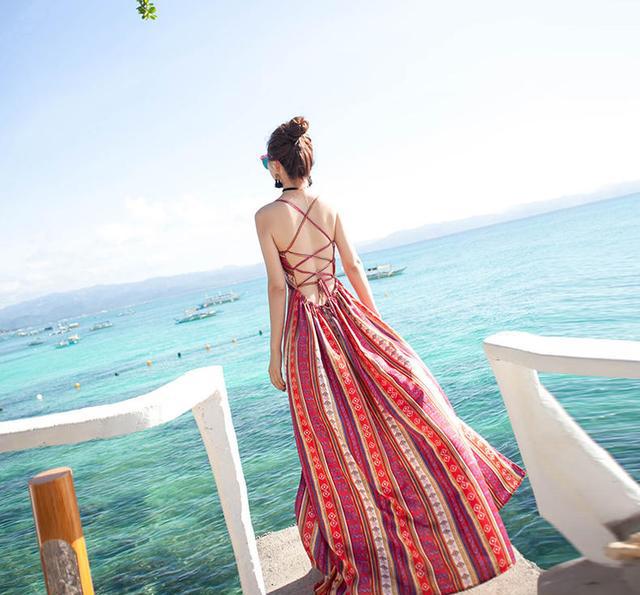 这个夏天,洋气十足的露背裙,让你尽显妩媚女人味