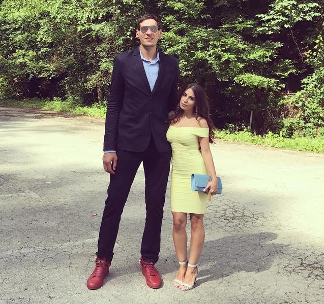 博班拥有联盟第一的高度,身高2米21的他臂展达到2米34,站立摸高2米95