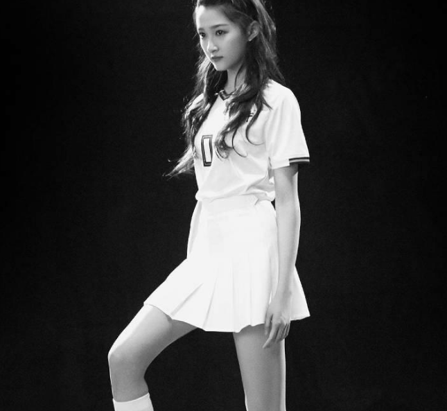 关晓彤化身足球少女,阳光有活力,一双大长腿很养眼