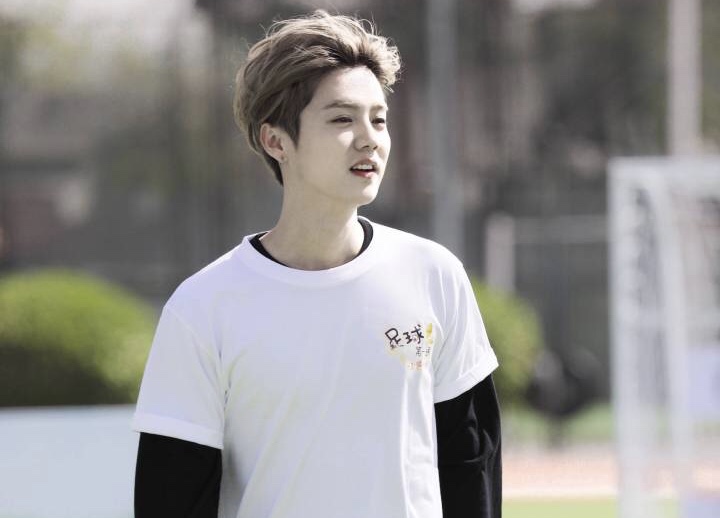 鹿晗上天下足球一句话表白曼联却得罪了这四家球迷粉丝