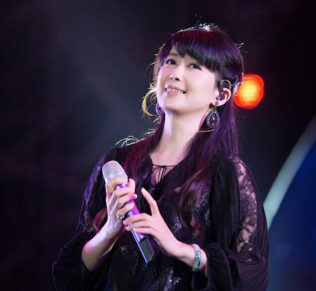曾和杨钰莹齐名,离婚后被前夫狂追,今49岁依旧美如少女!