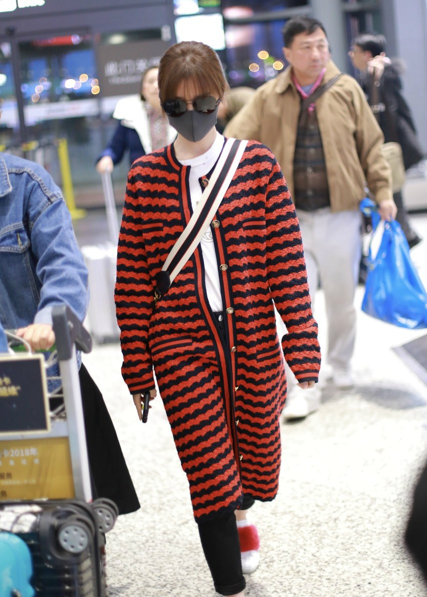 毛晓彤穿红衣带墨镜大口罩现身机场,脚上的鞋子好萌