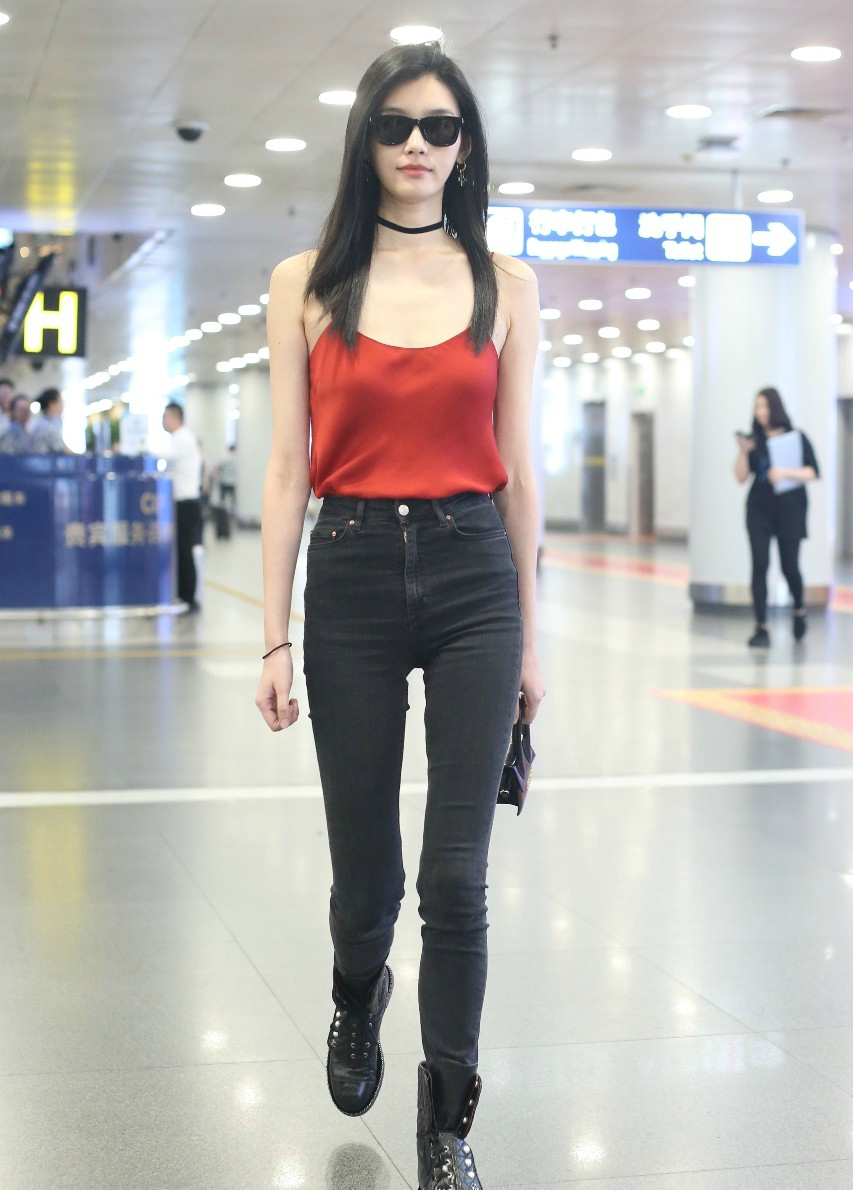奚梦瑶现身机场红吊带衫亮眼高腰牛仔裤突显大长腿超模的身材