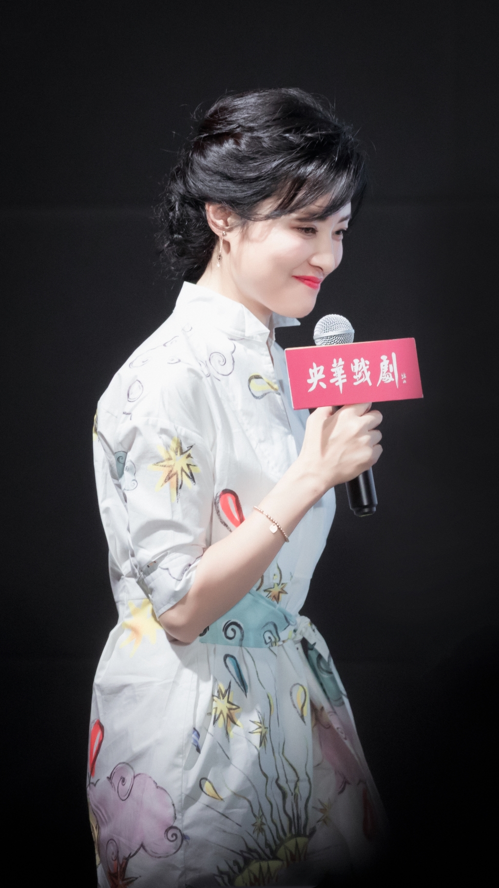 50岁周涛罕见现身,穿卡通绘画连衣裙,央视一姐风采依旧!|周涛|央视|一姐_新浪新闻