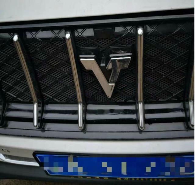 或许众泰是想表达"vip至高无上"的意思,新车标采用了"v"字母的构造,但