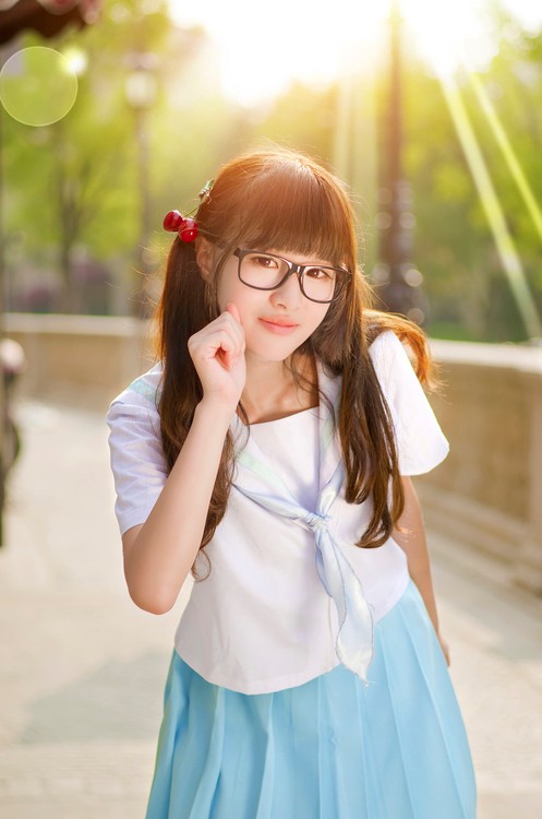 美女美图:戴眼镜的阳光美少女