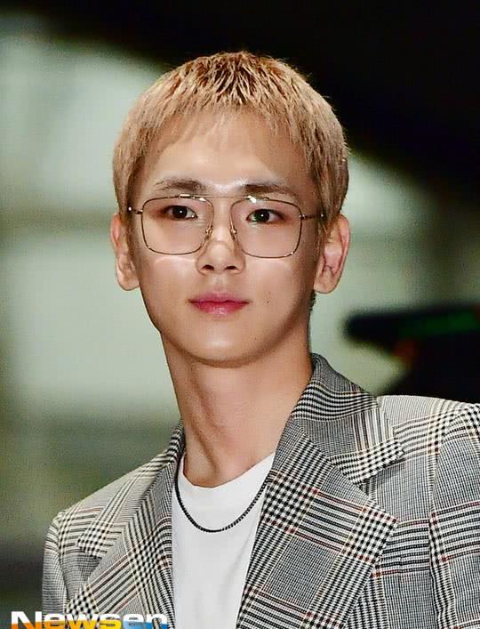 金起范key由仁川机场出发前往中国台湾今天也是时尚小可爱蹦