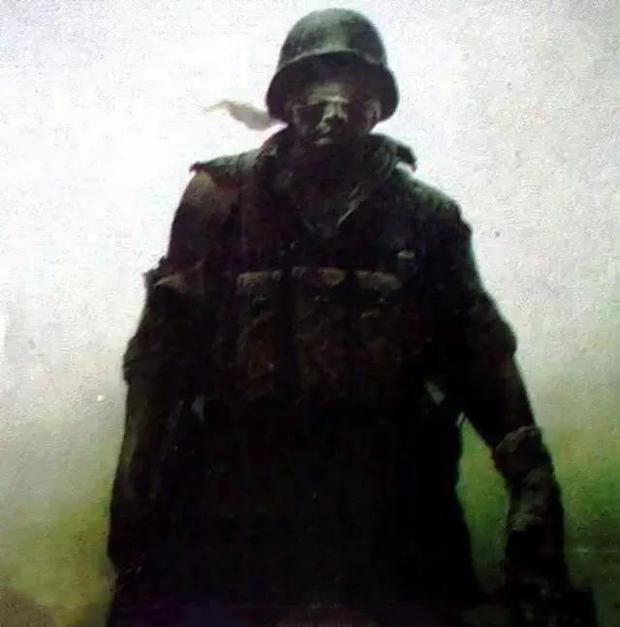 照片上的人是当年老山"硬骨头排"的排长,姓名已被遗忘.