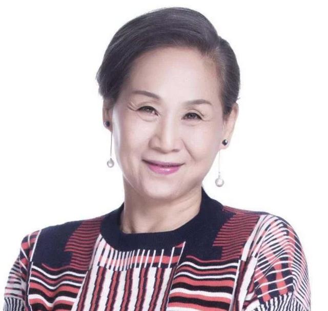 她是演员毛孩的母亲,参演《我不是药神》《战狼2》比儿子还有名