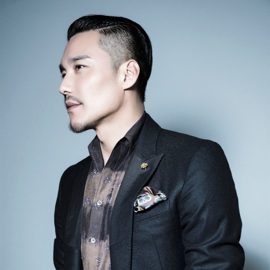 "中国第一男模"胡兵再现机场时装秀,完美演绎迷彩风情