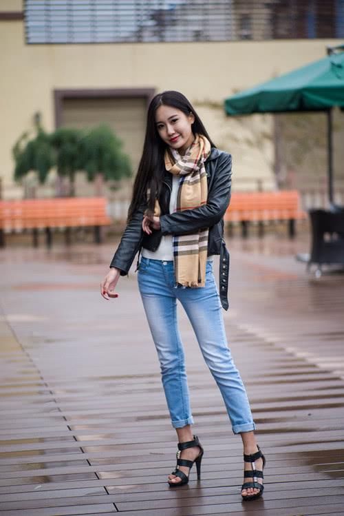 牛仔裤美女,尽显女人的优雅和妩媚