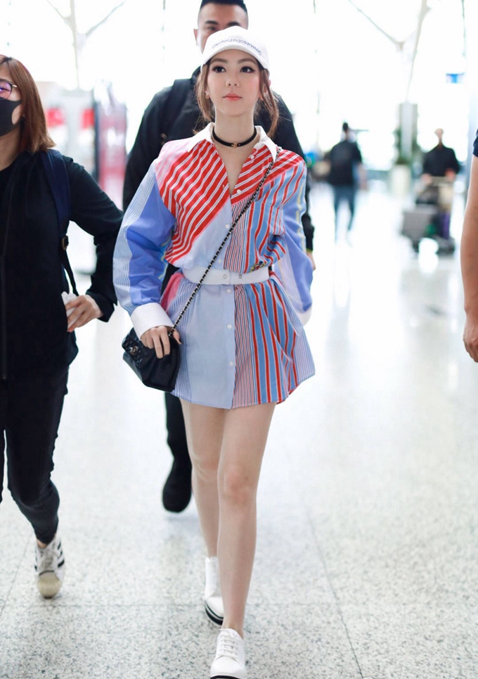 邓紫棋换新风格,穿条纹衬衫裙大方秀美腿,瘦下来果然不一样了!
