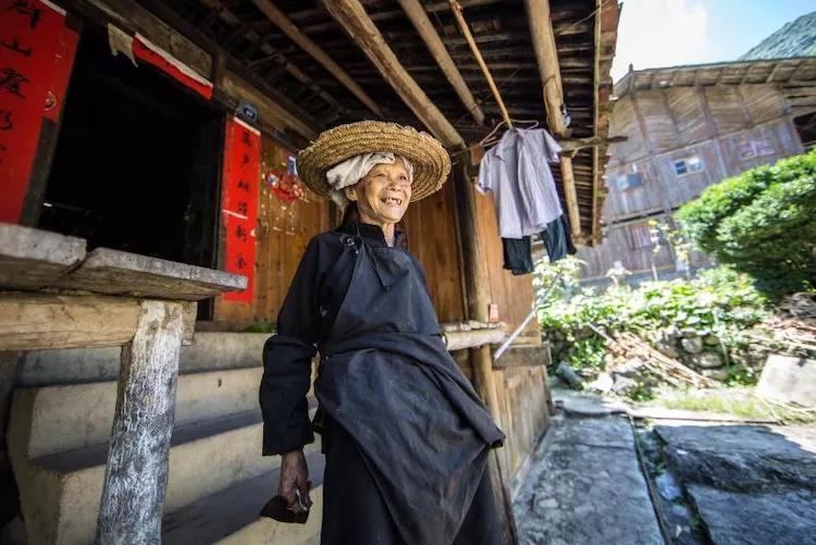 神秘古老的黑衣壮,景点开发拆掉古建筑,留守儿童老人多心酸