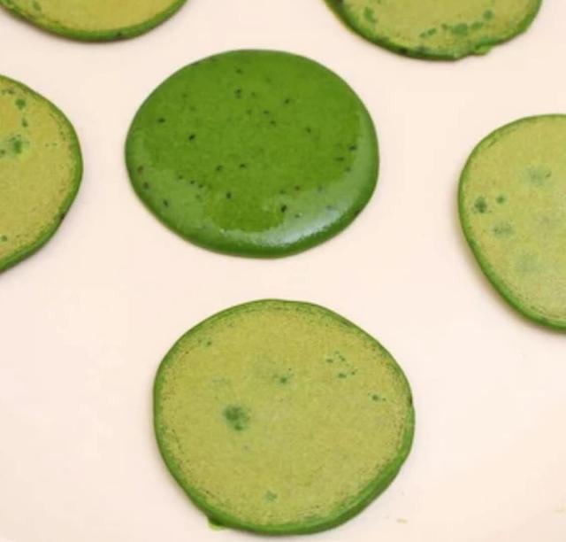 吃着绿色的小饼以为添加了色素没想到竟然这么做成