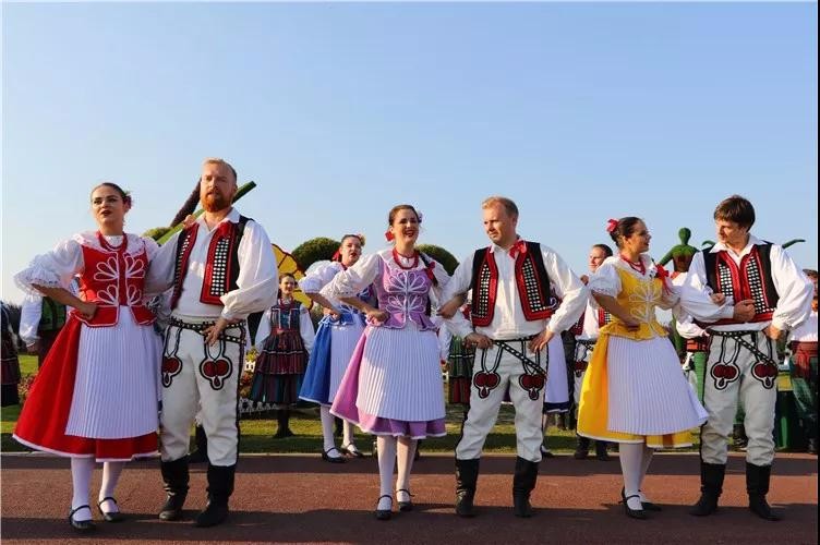 美女如云!荷兰花海首届欧美风情艺术节惊艳亮相!