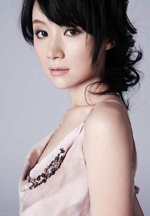 打开新浪新闻,查看更多姚芊羽也曾经出演了电视剧《我是一颗小草》,而