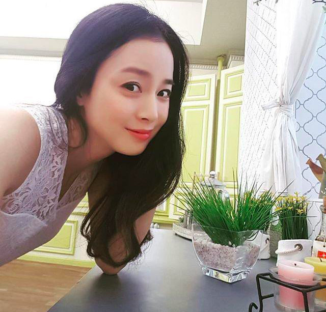 金泰熙玩自拍,意外曝光豪宅内景,网友:羡慕娶了富家千金的rain