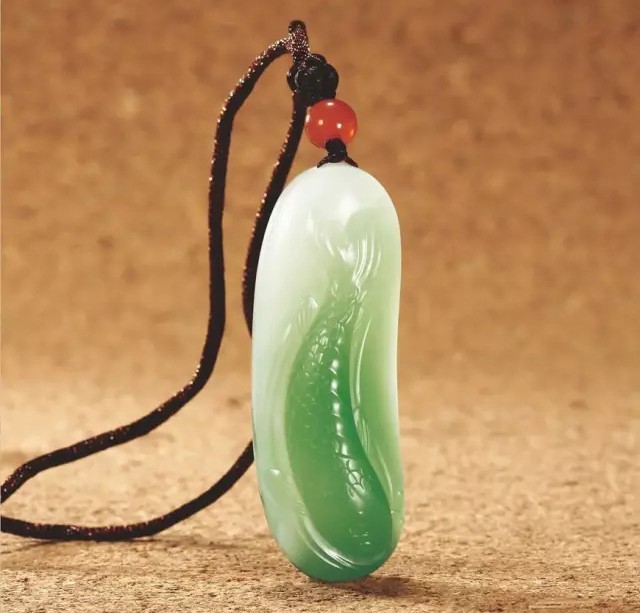 一空说玉:"白玉带绿,百年不遇",和田玉中的新玉种翠青玉