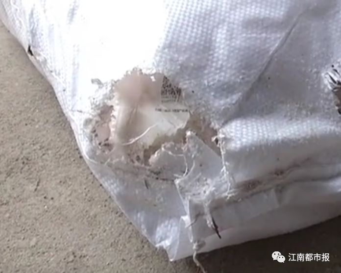 还有大量的老鼠尿液,粪便粘在盐袋子上,看着特别恶心.