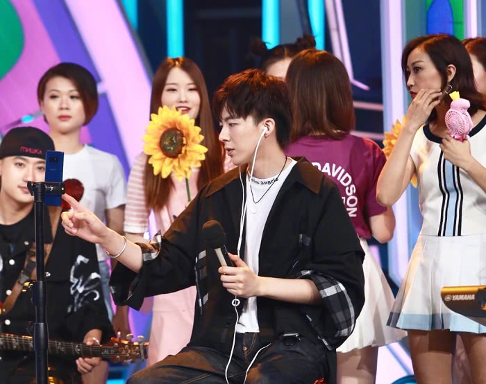 摩登兄弟录制《天天向上》,观众怒赞终于不是"见光死"的网红了