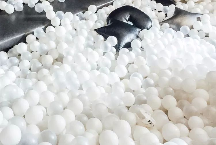 换乘mini升降梯到4楼后,就能看见超梦幻的白色海洋球,亮晶晶的五角星