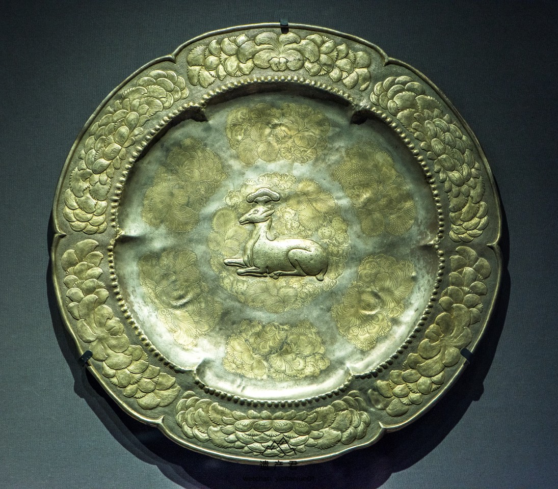 内蒙古博物院藏唐代卧鹿纹金花银盘