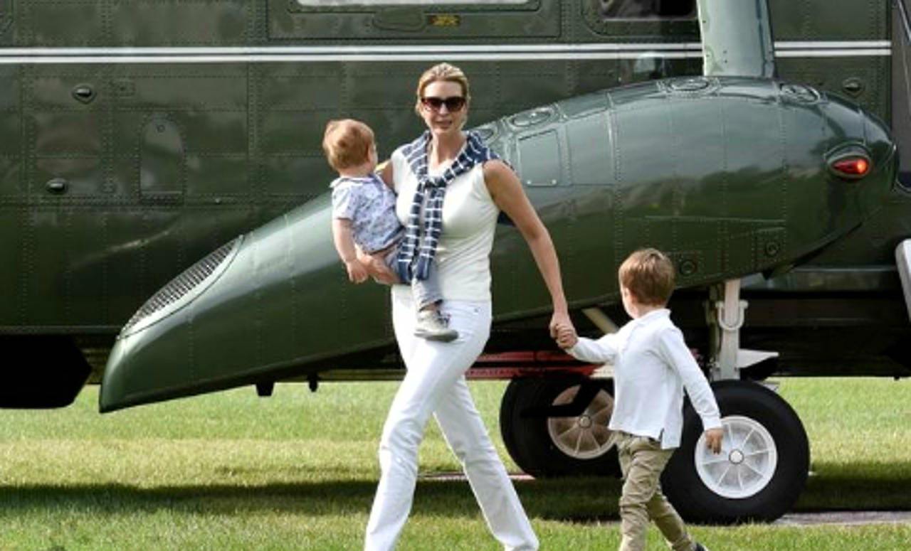 37岁的伊万卡图2单手抱娃超赞最后一张泳装照身材太完美