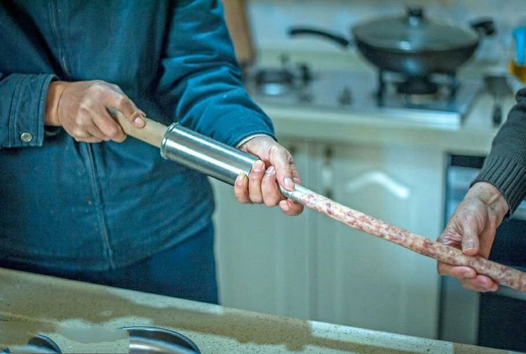 黑心香肠制作食材竟然是这些,网友:还没看完就吐了出来