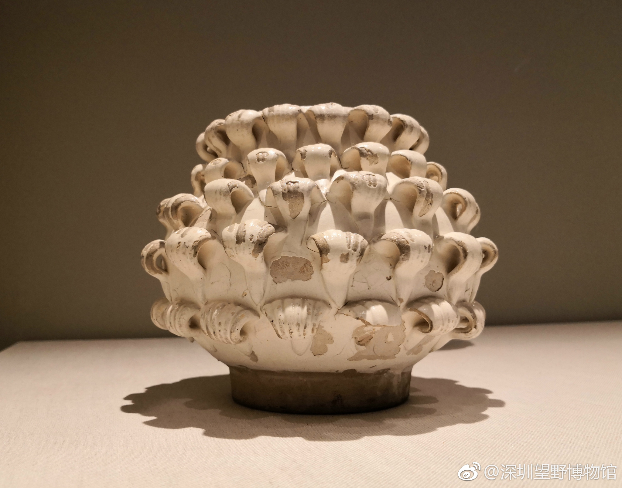 北宋磁州窑系白釉堆花罐,收藏家斯丹利·赫兹曼夫妇(Mr