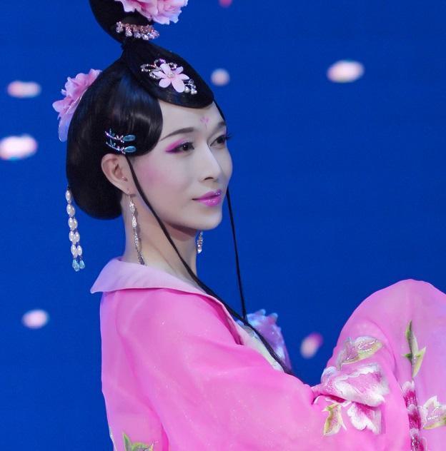 馨妃--中国著名反串艺人,有"绝代佳人"的称号.