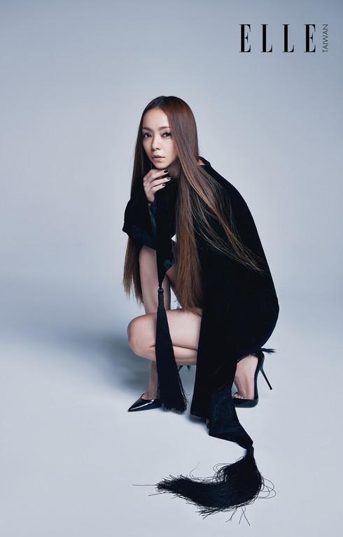 安室奈美惠时尚谢幕, 荧光黄亮片装拼前卫