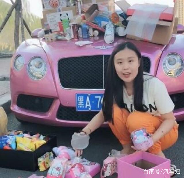 快手一东北女子,宾利车前包裹丛中拆,欧陆车上