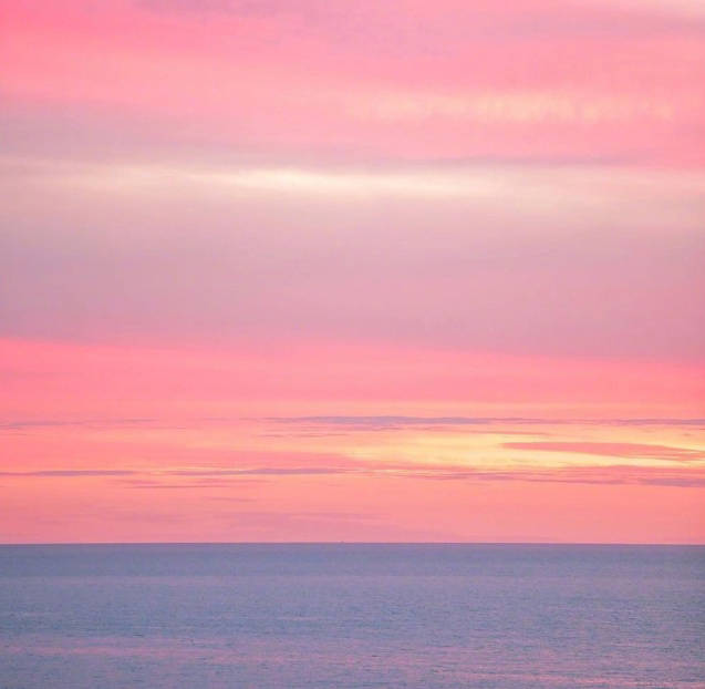 夕阳余晖下的粉色海面,粉粉的颜色超级少女心