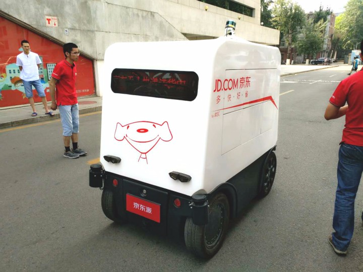 这个移动的快递箱能识别红绿灯避开路障还萌你一脸