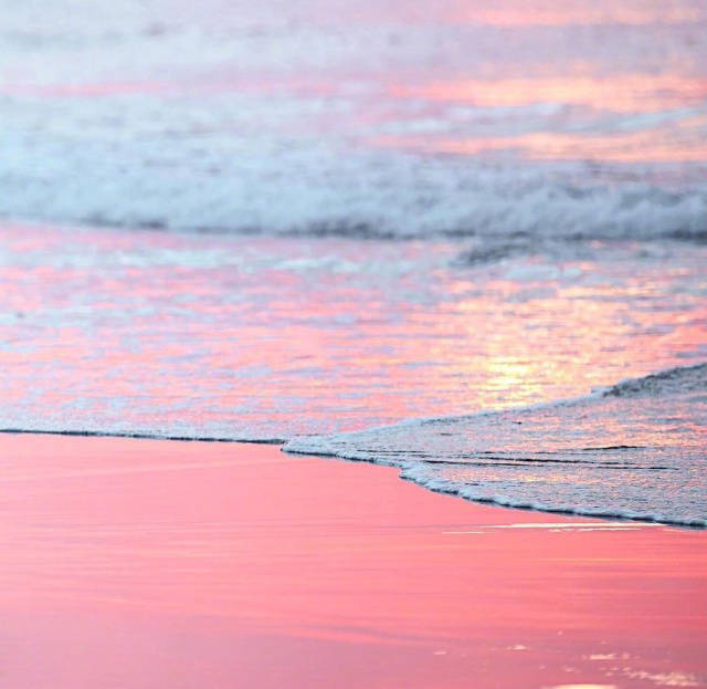 夕阳余晖下的粉色海面,粉粉的颜色超级少女心